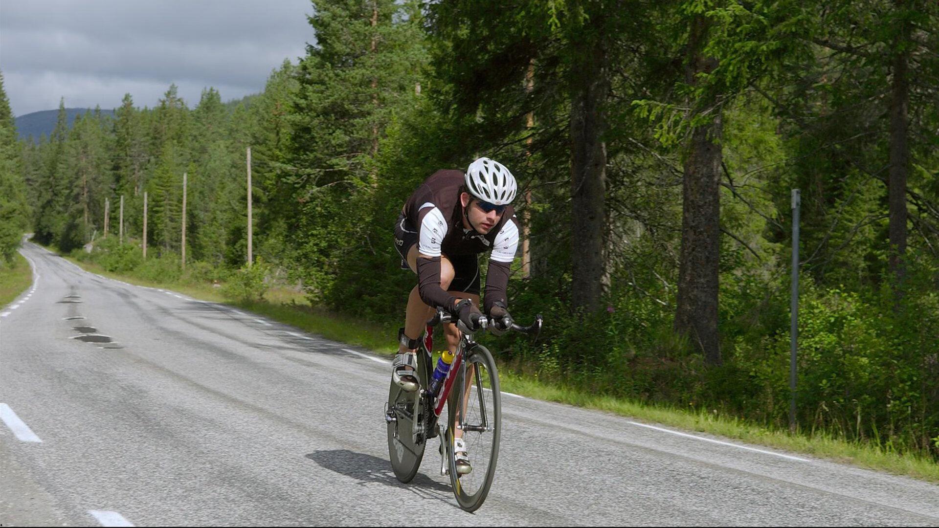 解码喀麦隆，埃托奥场边抢戏，高龄锋线独撑门面
